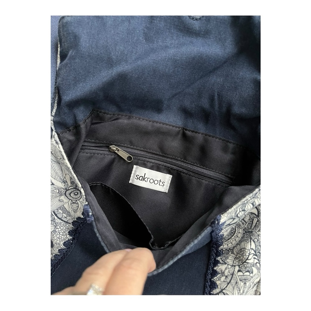 Sakroots crossbody bag with adjustable strap - Picture 12 of 16
